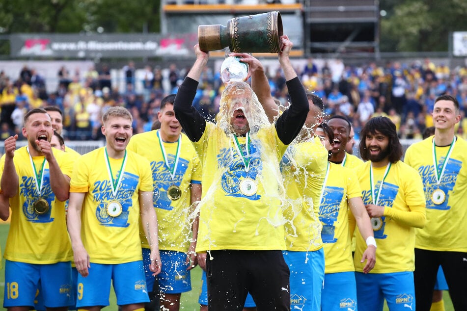 Im Mai krönte sich Lok gegen Aue zum Sachsenpokal-Champion. Schon Mitte November kommt es im Achtelfinale zur Final-Neuauflage.