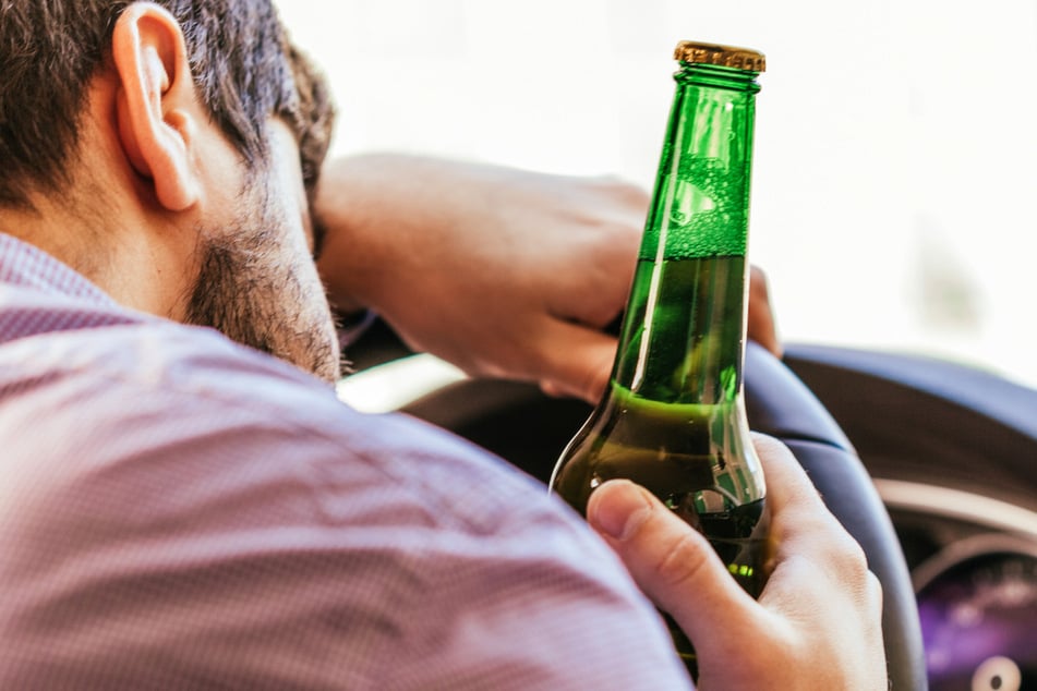 Betrunken hinterm Steuer: Autofahrer legt mitten auf Bundesstraße Nickerchen ein!