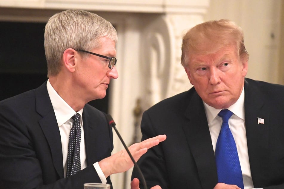 During a press conference on Thursday, President Donald Trump (r.) criticized Apple CEO Tim Cook for manufacturing products in foreign countries.