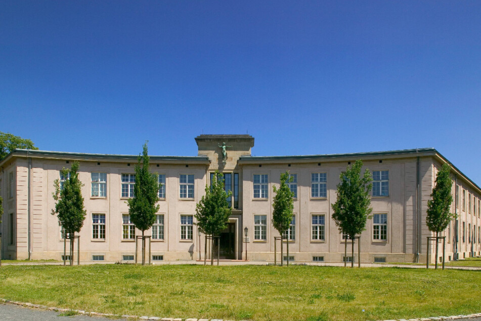 Die Tanzhochschule in Dresden-Gruna. Dieser Bau wurde 1955 eingeweiht, die Neubauten dahinter 2007.