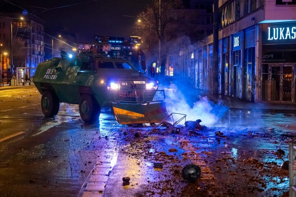 Am Connewitzer Kreuz rückte später ein Räumpanzer an, um die Barrikaden zu entfernen.