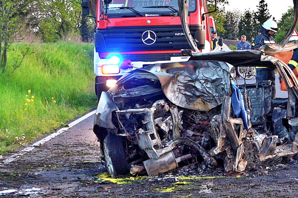 Horror-Unfall bei Kyritz: Fahrer stirbt nach Baum-Crash in den Flammen