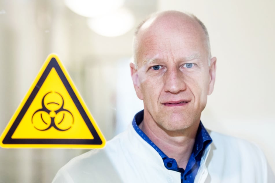Virologe Ulf Dittmer hält von der Idee, Profis in möglichen Geisterspielen Masken tragen zu lassen, nichts. (Archivbild)