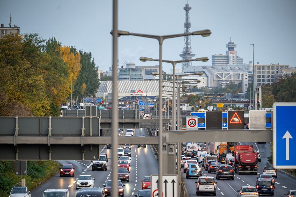 Auf der Berliner Stadtautobahn A100 wird aktuell an allen Ecken und Enden gebaut. (Archivbild)