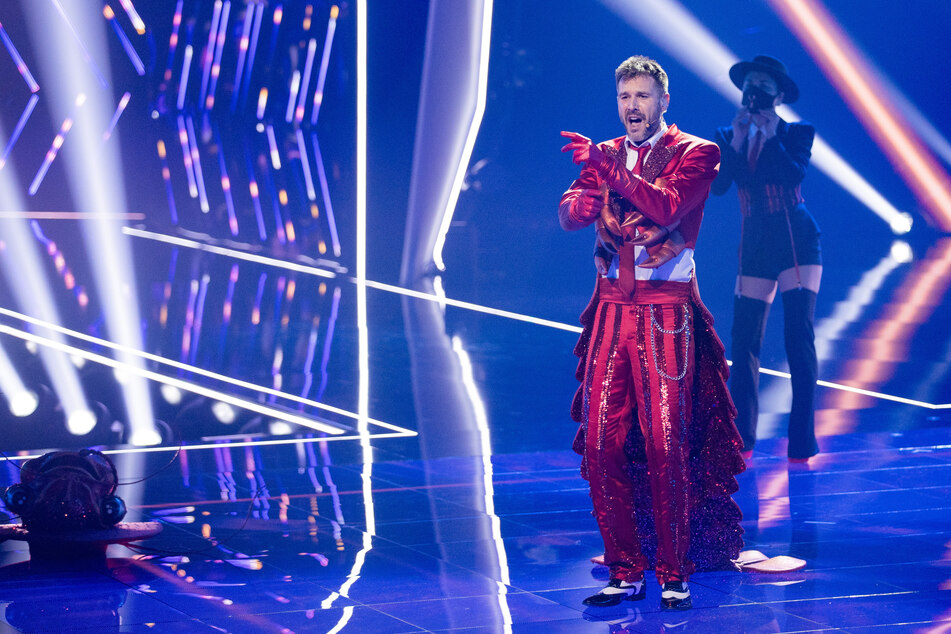 Moderator Jochen Schropp steht als enttarnte Figur "Der Hummer" in der Prosieben-Show "The Masked Singer" auf der Bühne.