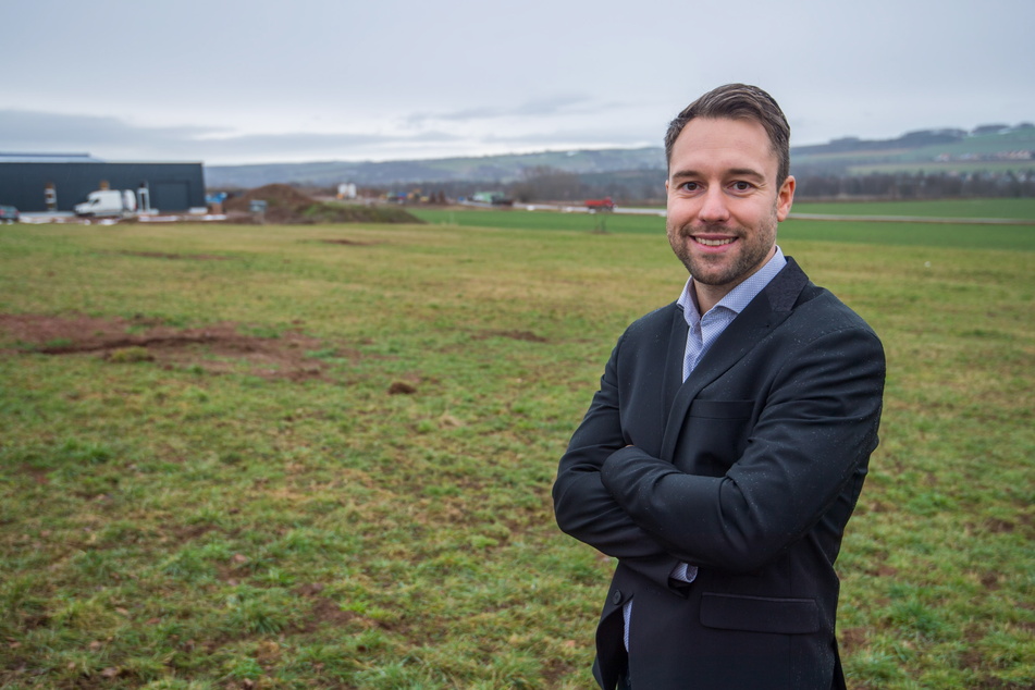 Ortsbegehung vorm Wintereinbruch: RoBotos-Chef Christoph Stolze (33) lässt zwei neue Hallen in Neukirchen bauen.
