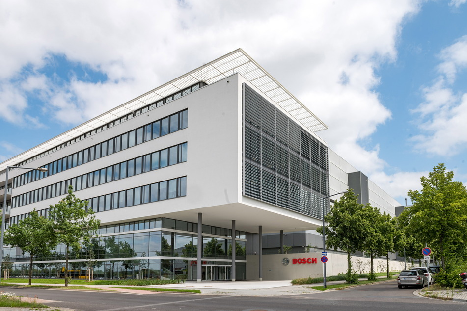 Der Eingang zur Milliardenfabrik an der Knappsdorfer Straße in Klotzsche.