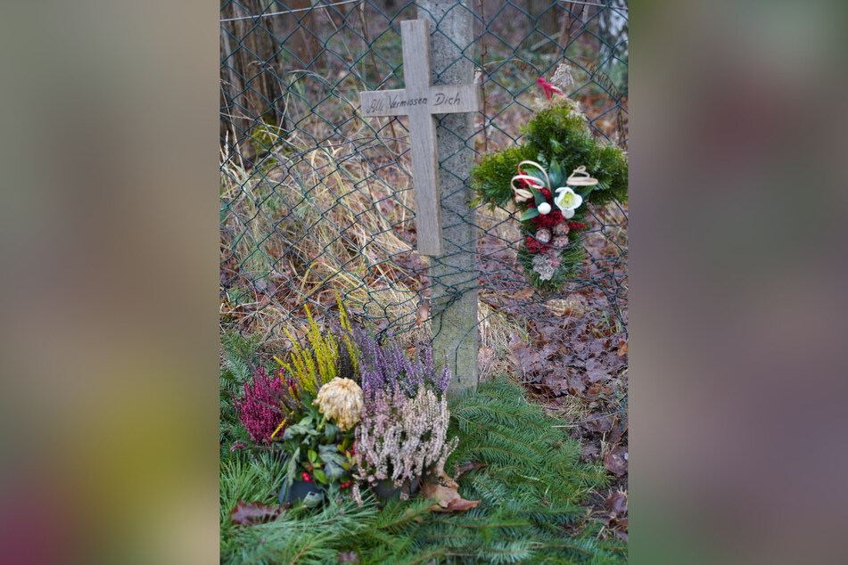 In Schwarzkollm erinnert ein Holzkreuz an die tödlich verunglückte Rentnerin.