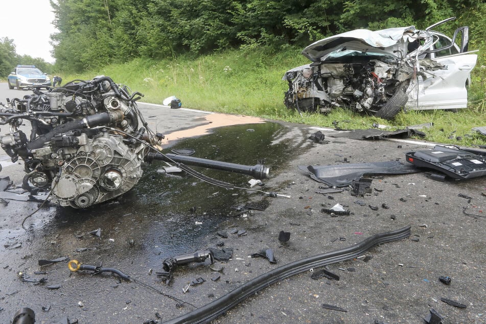 Audi-Fahrer (55) kracht in Langholztransporter: ein Schwerverletzter