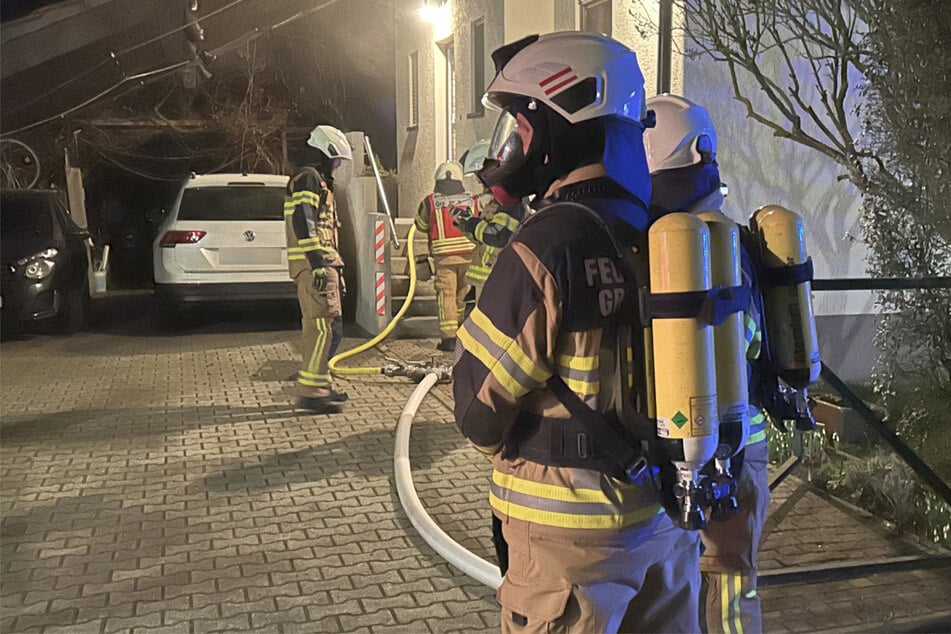 Leipzig: Komplizierter Feuerwehreinsatz im Landkreis Leipzig: "Null Sicht durch den dichten Rauch"