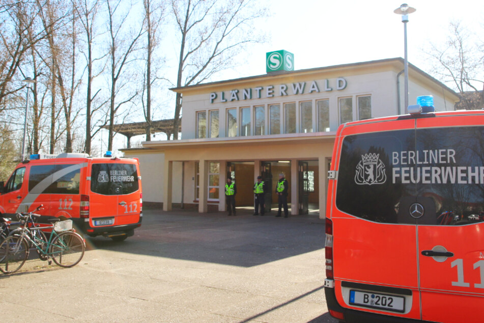 Person unter Zug geraten? S-Bahnverkehr am Bahnhof Plänterwald eingestellt
