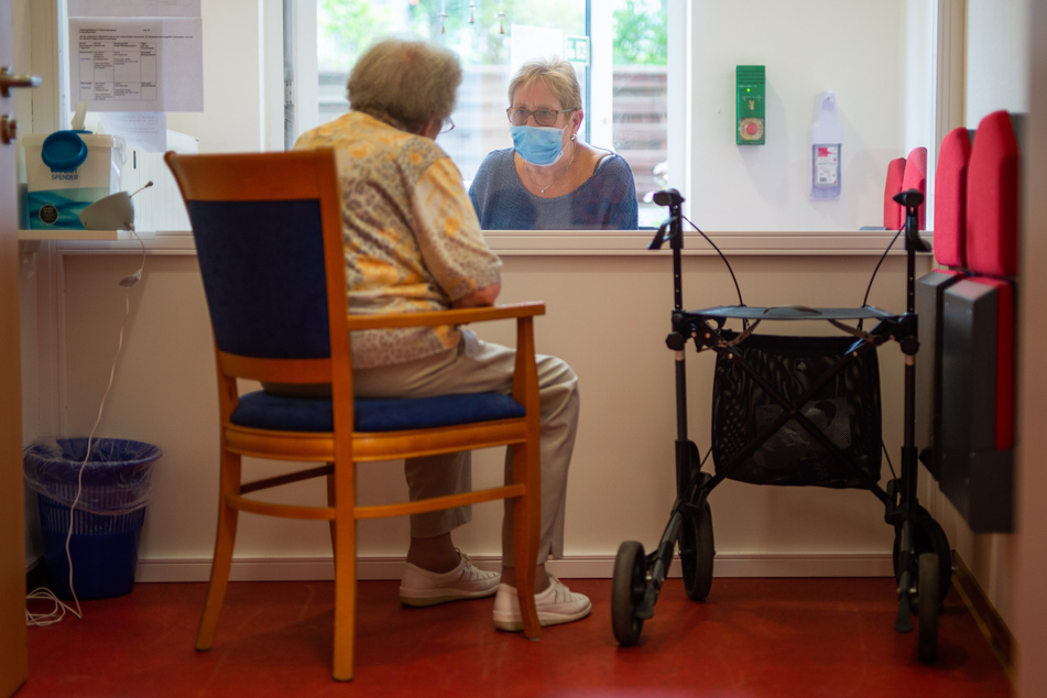 Besuchsverbote für Heime sollen laut dem Gesundheitsministerium unbedingt vermieden werden.