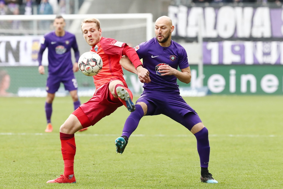 In der Vorsaison waren Ben Zolinksi (l.) und Aue-Kicker Philipp Riese noch Gegner.