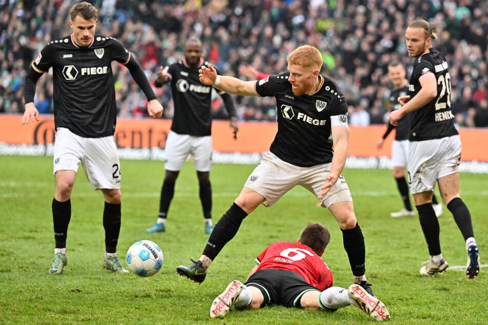 Gegner Preußen Münster, wie hier gegen Hannover 96, geht defensiv ordentlich zur Sache.