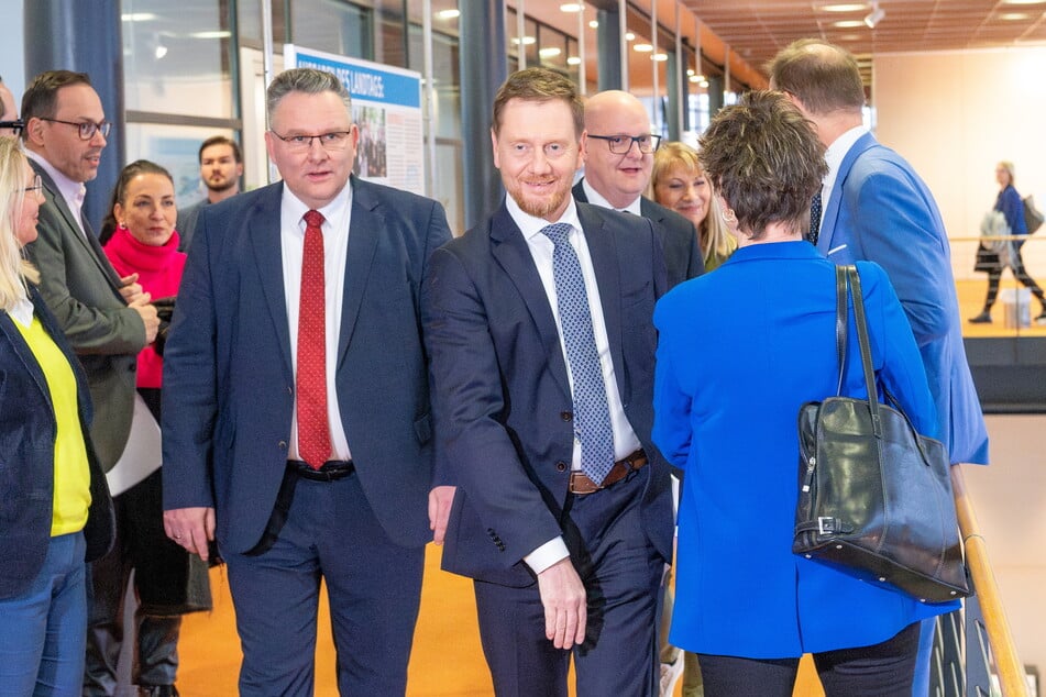 Ministerpräsident Michael Kretschmer begrüßte im Vorbeigehen auch die BSW-Spitzen Sabine Zimmermann (64/blauer Blazer) und Jörg Scheibe (62).