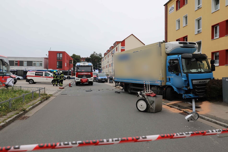 Die Irrfahrt des Lasters hinterließ ein Trümmerfeld.