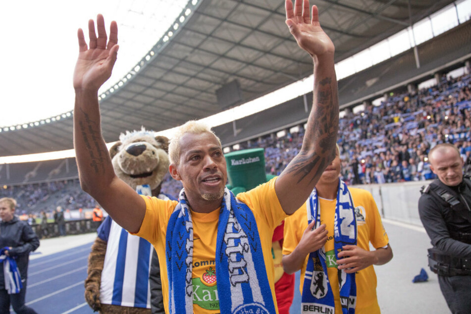 Marcelinho bedankt sich nach seinem Abschiedsspiel bei Hertha BSC am 25.03.2017 in Berlin bei den Fans.