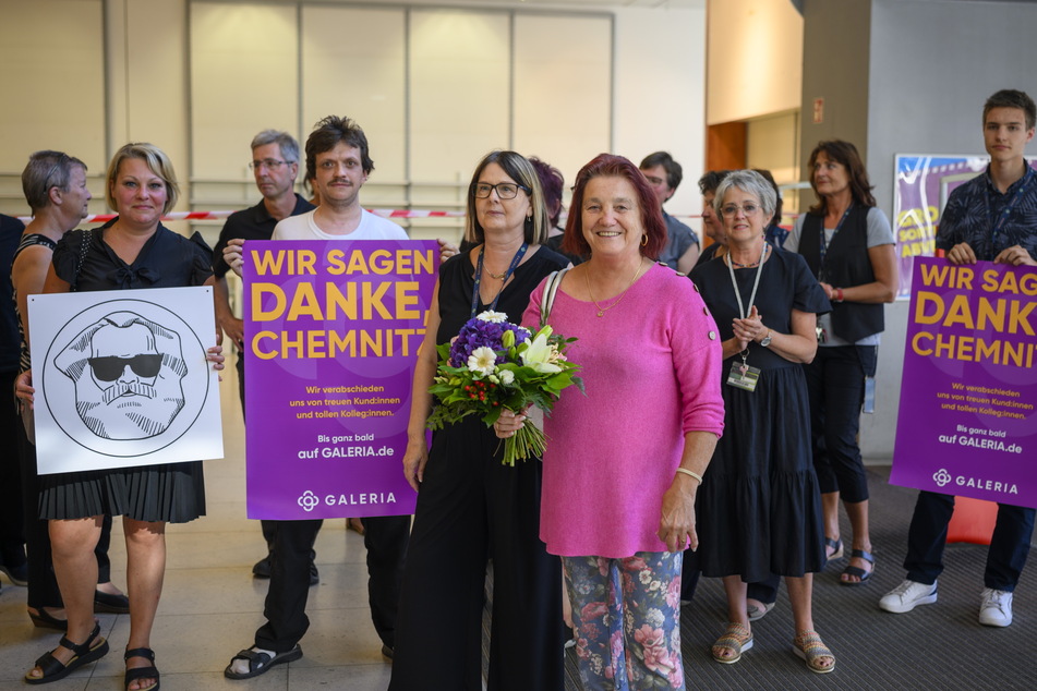 Gabriele Oehme (72) bekam als letzte Kaufhof-Kundin Blumen, Sekt und Applaus der Mitarbeiter.