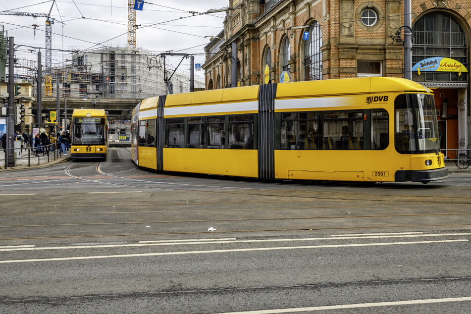 Mann beschimpft Frau mit Kopftuch in Straßenbahn: Geschädigte und Zeugen gesucht!