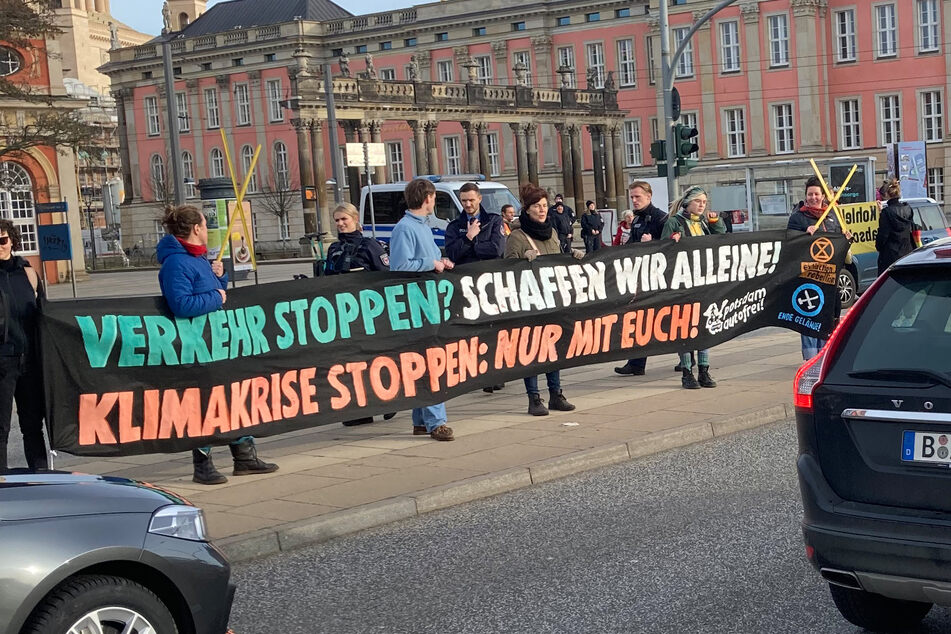 Klimaaktivsten der Gruppe "Extinction Rebellion" blockierten den Verkehr in Potsdam.