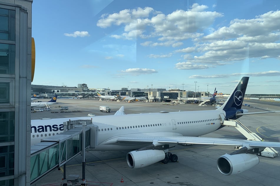Ein Flugzeug der Lufthansa steht am Flughafen Frankfurt bereit für einen Sonderflug nach Tianjin, China.
