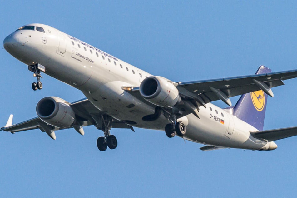 Der Lufthansa-Jet des Typs Embraer E190LR musste schließlich auf halber Strecke in Richtung Frankfurt am Main zurückkehren. (Symbolfoto)