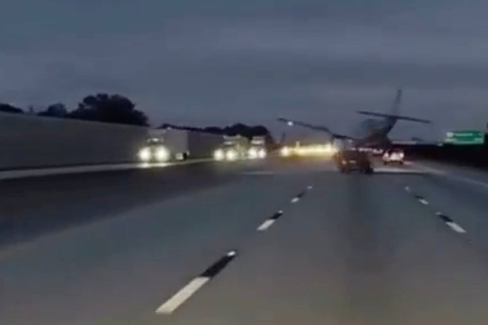 Notlandung auf befahrener Autobahn: Flugzeug kracht in Auto