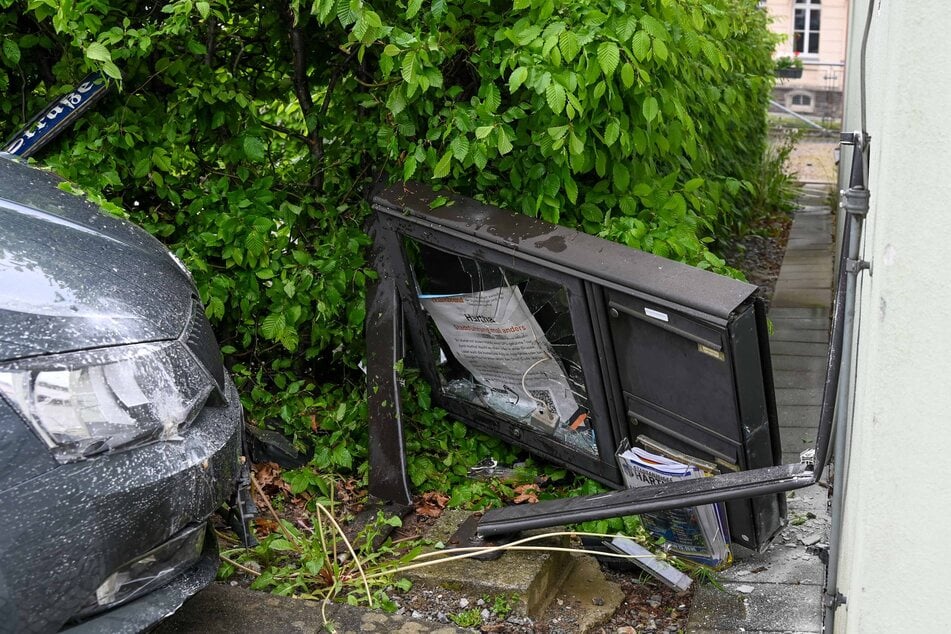 Das Auto knallte unter anderem gegen einen Briefkasten.