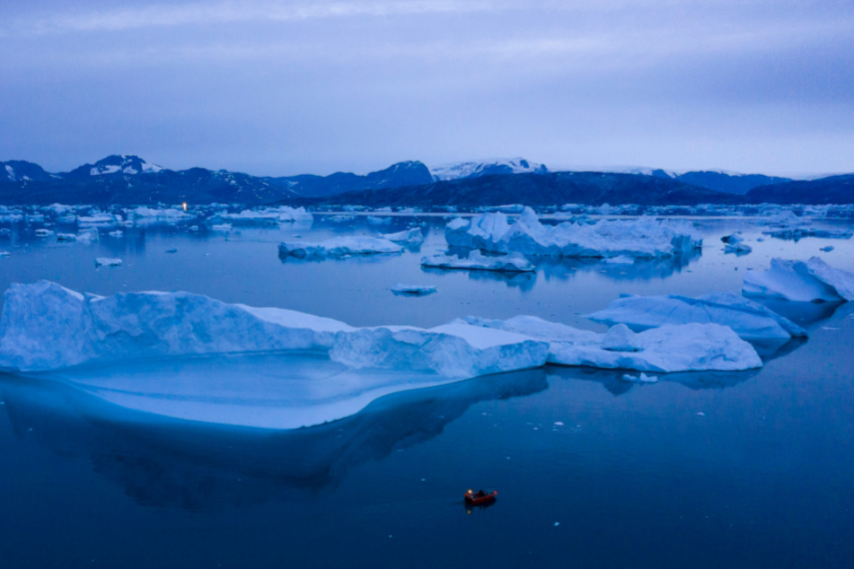 Eisberge schwimmen vor Grönland.