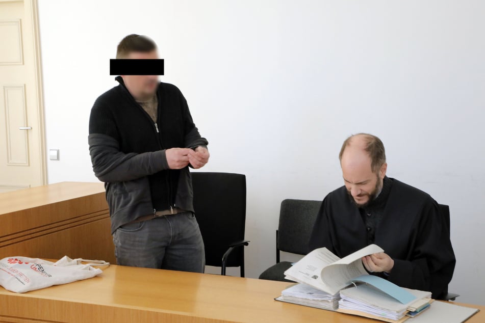 Muss er jetzt in den Knast? Rechtsextremist mit Messer erwischt