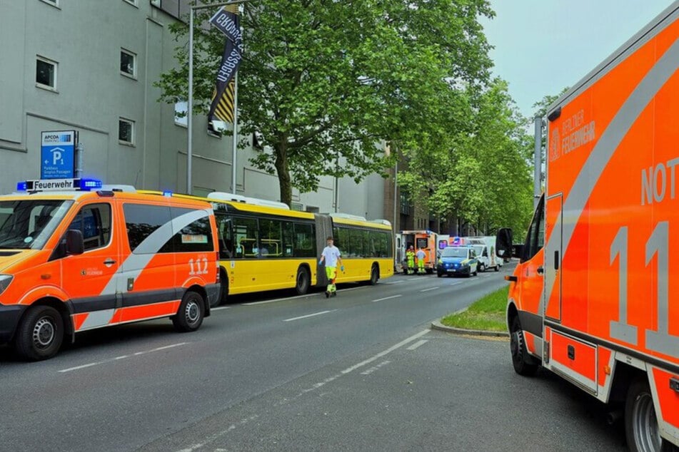 Bus muss plötzlich notbremsen: 16 Verletzte in Neukölln