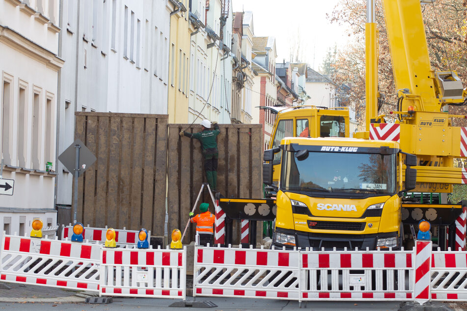 Acht Betonblöcke und vier Stahlwände sind um das Bombenfragment herum aufgestellt.