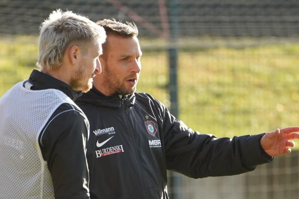 Soll der Offensive um Marvin Stefaniak (30, l.) wichtige Tipps geben: Co-Trainer Lars Fuchs.