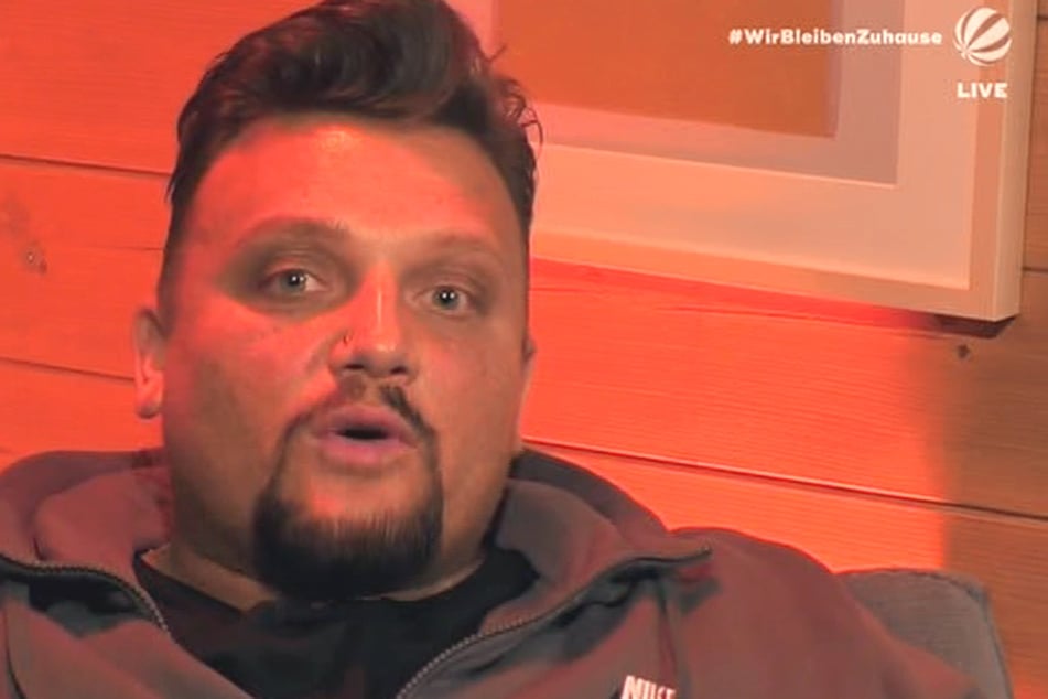 Menowin (32) verkündet live, dass er ausziehen will!