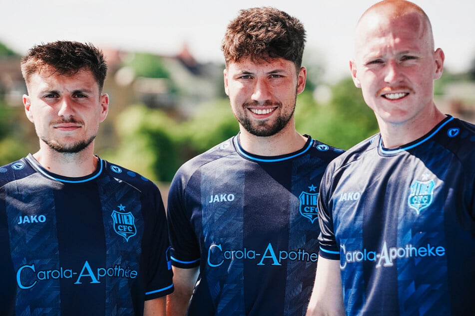 (v.l.n.r.) Tobias Stockinger, Tom Baumgart und Ron Berlinski zeigen sich im neuen Auswärtstrikot des CFC.