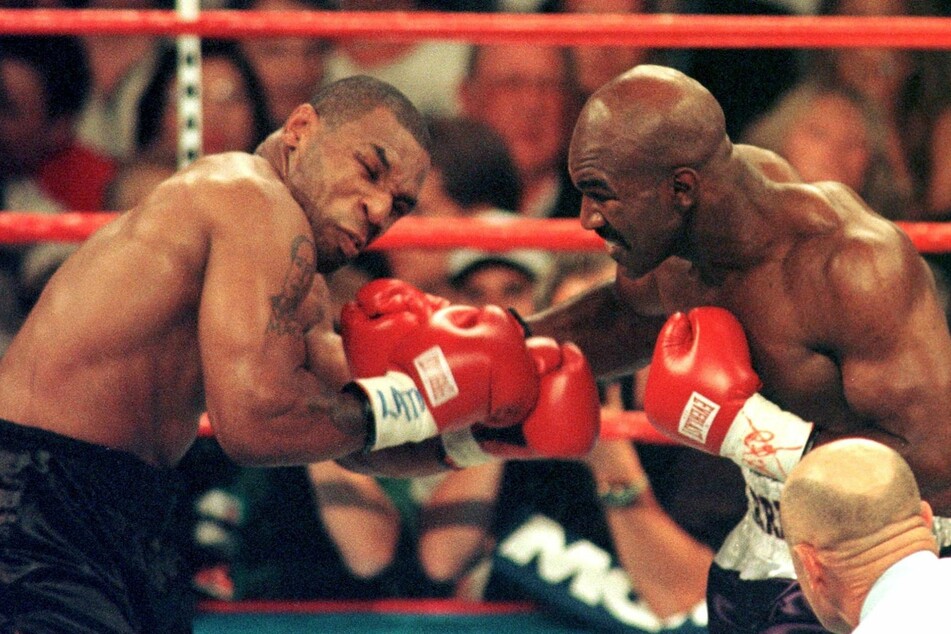 Die Schwergewichte Mike Tyson (55, l.) und Evander Holyfield (58) bei ihrem Kampf 1997. Der Tag, an dem Tyson seinem Gegner in das Ohr biss.