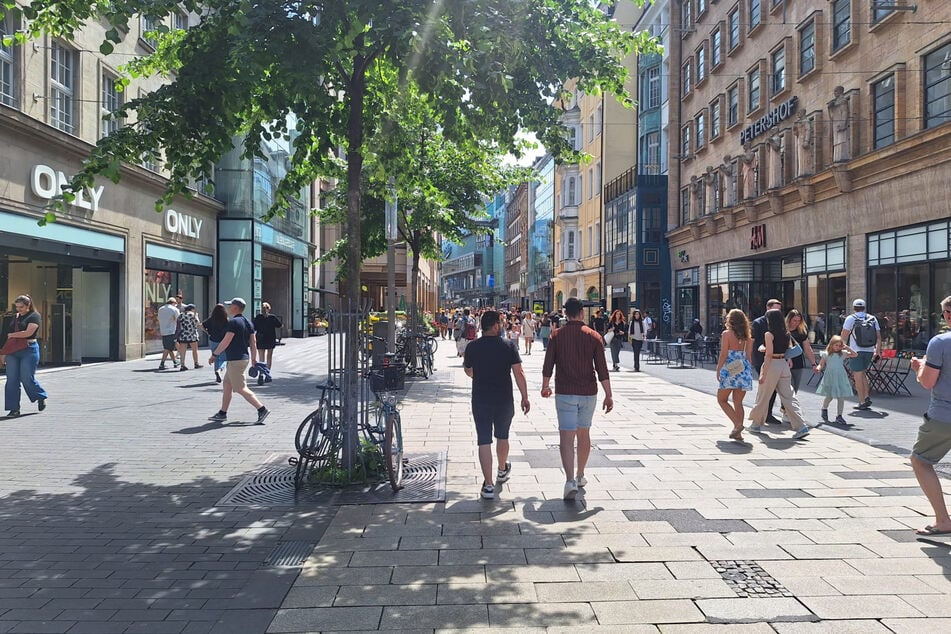 Bei vorerst bestem Wetter laden die Geschäfte zum Stöbern ein.