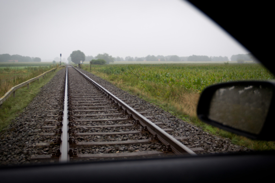 Die vier Jugendlichen sind mit dem gestohlenen Auto auf Bahngleisen gefahren. (Symbolbild)