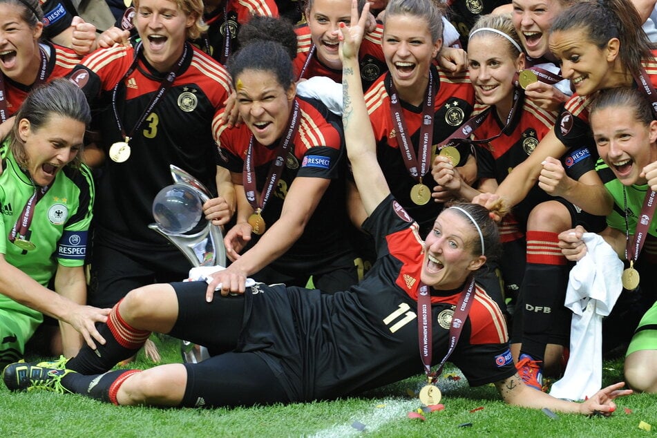 Mit der Nationalmannschaft feierte Anja Mittag (40, liegend) große Erfolge: 2013 durfte sie über den EM-Titel jubeln.