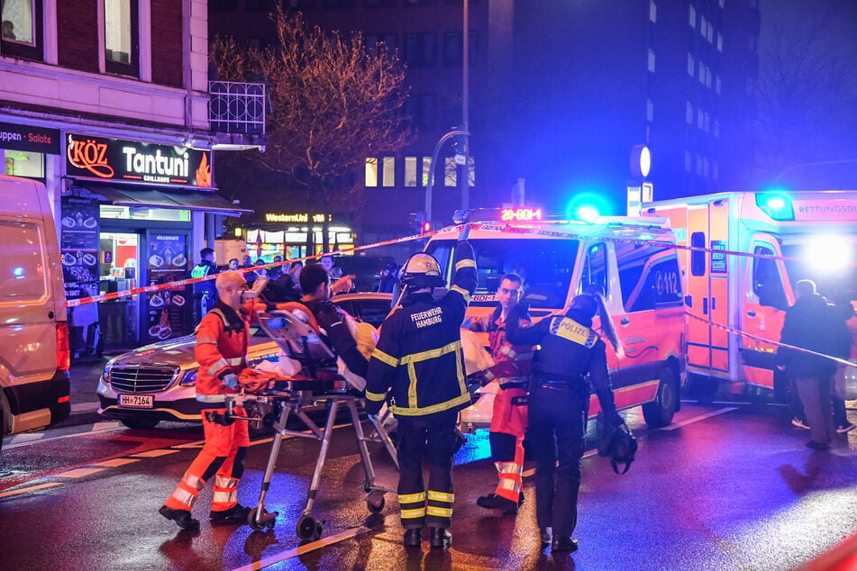 Fünf Menschen sind am Samstagabend bei einem Angriff mit einer Schere in Hamburg-Billstedt verletzt worden.