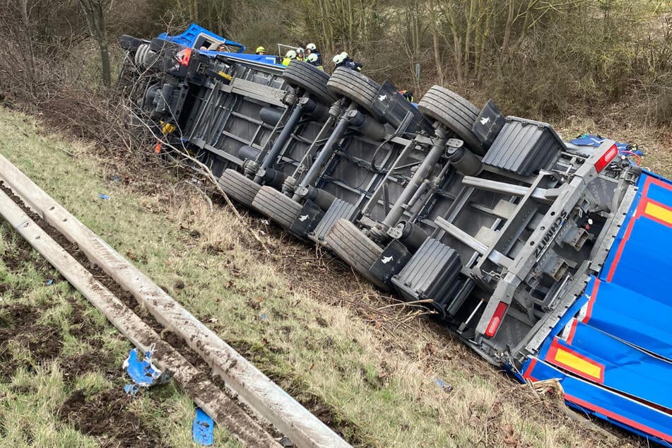 Unfall A9: Lkw rutscht Böschung hinunter: A9 Richtung München voll gesperrt