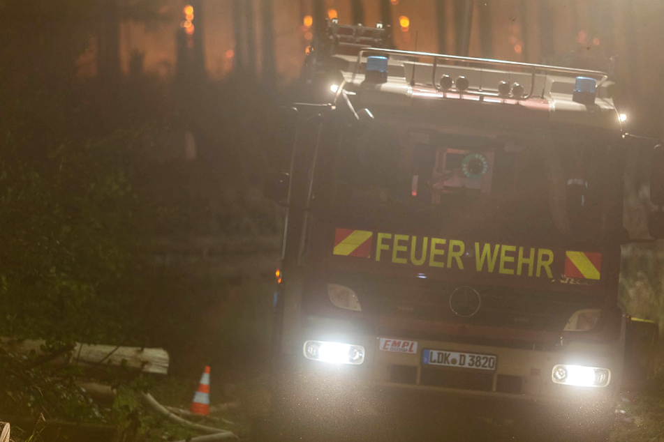 Waldbrand in Mittelhessen bei der Kleinstadt Haiger: Die Feuerwehr musste sich am späten Freitagabend zunächst zurückziehen.