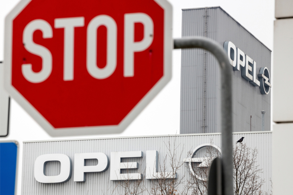 Wegen fehlender Bauteile wird das Opel-Werk in Eisenach bis Jahresende geschlossen. Anfang 2022 soll es wieder losgehen. (Archivbild)