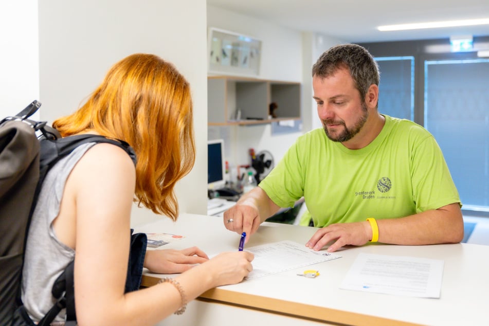 Alles geregelt: Der Objektbetreuer begleitet Studierende beim Einzug und sorgt für einen reibungslosen Start im Wohnheim.
