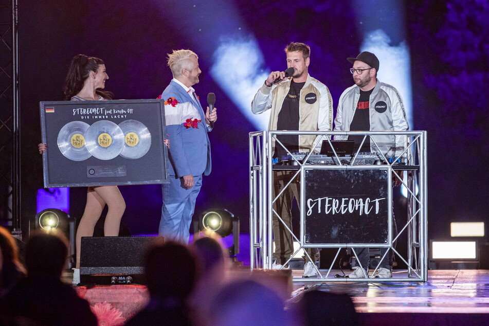 Moderator Ross Antony (37) überreichte Stereoact in seiner Show drei Platin-Schallplatten.