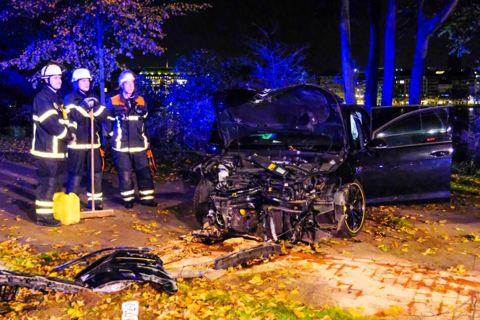 Ein 26-Jähriger ist am Dienstagabend bei einem illegalen Autorennen durch Hamburg verunglückt. Er blieb unverletzt, sein Beifahrer wurde leicht verletzt.