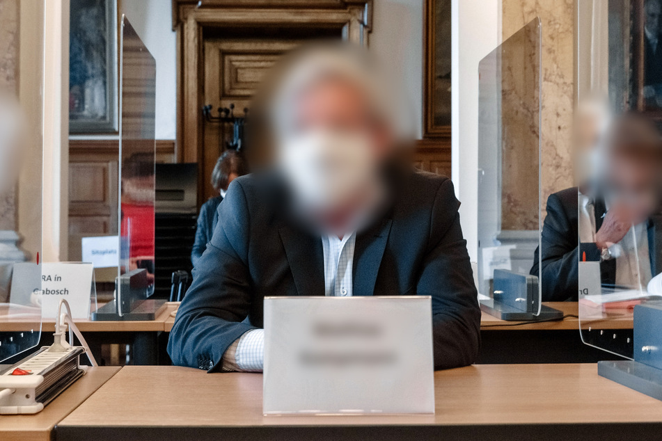 Die Angeklagte sitzen zwischen ihren Anwälten in einem Saal des Zivilgerichts Hamburg im Prozess wegen.