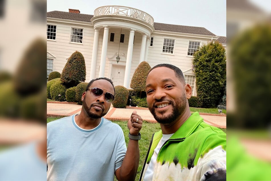 Will Smith (r.), aka the Fresh Prince, with co-star DJ Jazzy Jeff in front of the famous mansion.