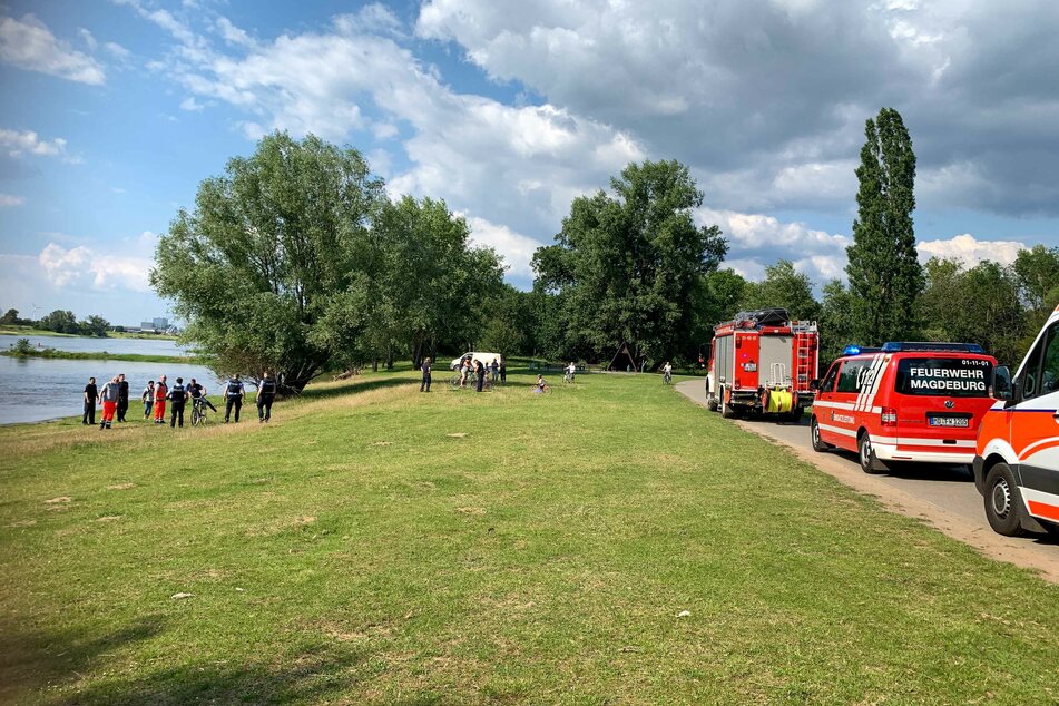 Rettungskräfte rückten am Donnerstagnachmittag an die Elbe an.