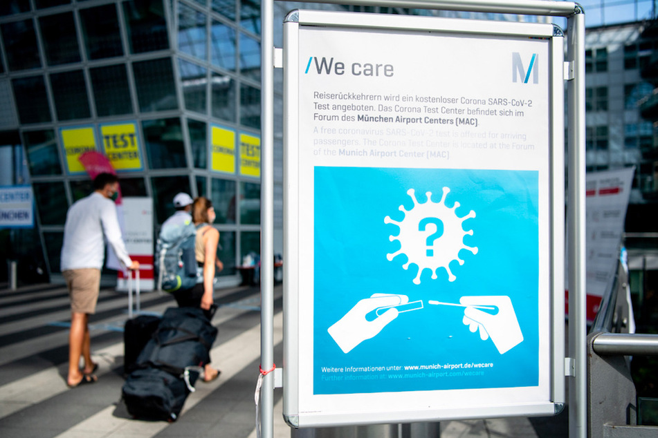 Ein Schild weist am Flughafen auf die Möglichkeit zur Durchführung von Corona-Tests hin.